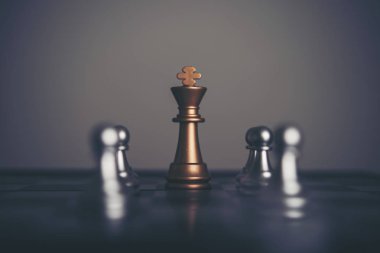 Kral ve satranç Kur koyu arka plan üzerinde Şövalyesi. Lider ve t
