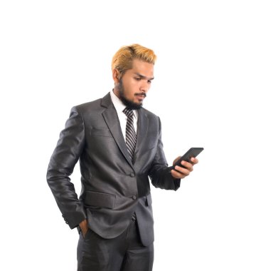 İş smartphone kullanarak takım elbiseli kendine güvenen genç adam. İzole 