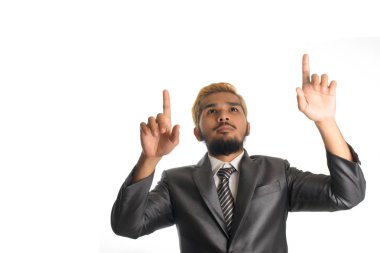 Yakışıklı işadamı üzerinde beyaz backgr izole bir şey işaret