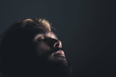 Yakışıklı işadamı deliler gibi bağırarak çalışma ile vurguladı. St