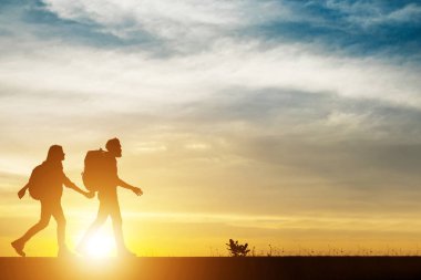 Takım çalışması ve güven sırasında siluet yürüyüş Hiking çift yardım 