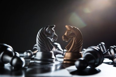 Satranç Savaşı yenilgi piyon gümüş takım.