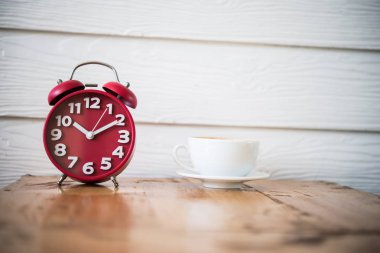 Kırmızı alarm saati ahşap masa kahve ile. Kahve molası Zamanı.