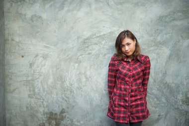 Güzel genç hippi moda giysiler bir grunge üzerinde ayakta