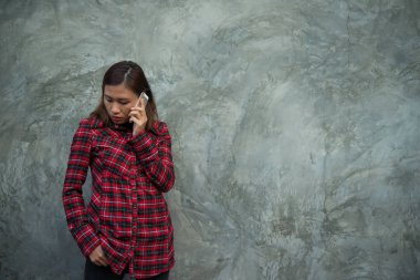Genç hipster kadın grunge üzerinde izole telefon için söz.