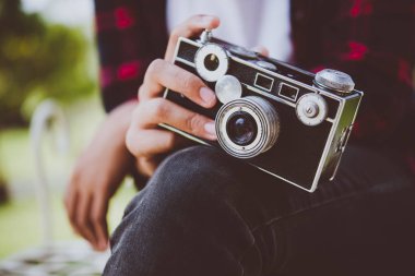 Hipster kadın vintage fotoğraf makinesi ile yakın çekim.