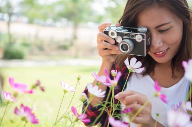 Hippi kız çiçek garde adlı çekim vintage fotoğraf makinesi odak