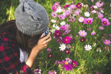 Hippi kız çiçek garde adlı çekim vintage fotoğraf makinesi odak