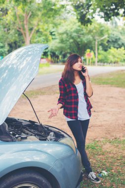 Arabalı genç kadın yıkar ve acil durum ekiplerini çağırıyor. 