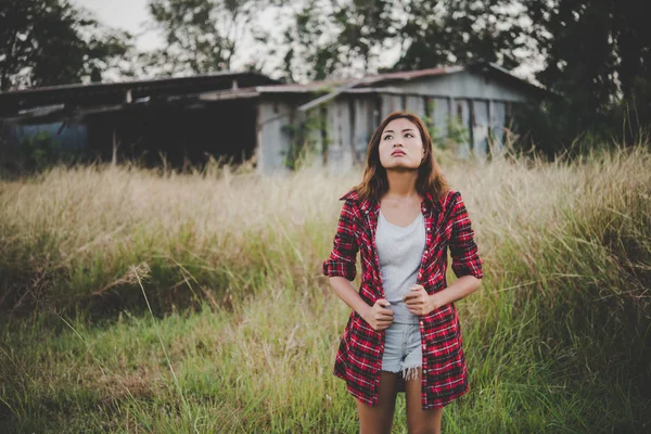 Young beautiful woman walking through in summer field, Freedom e — Stock Photo, Image