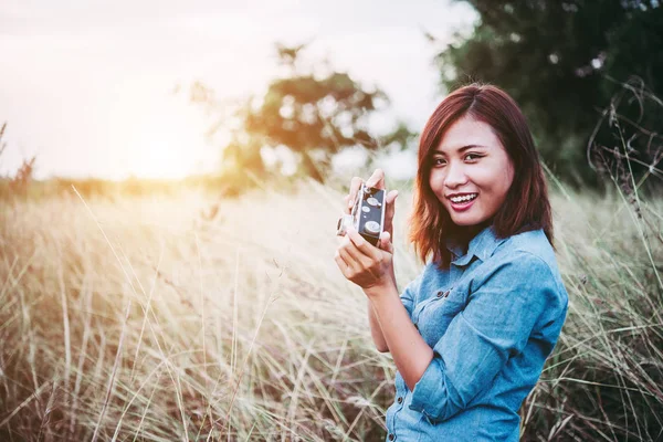 Joyeux jeune femme hipster avec caméra vintage sur le terrain. Bon appétit — Photo