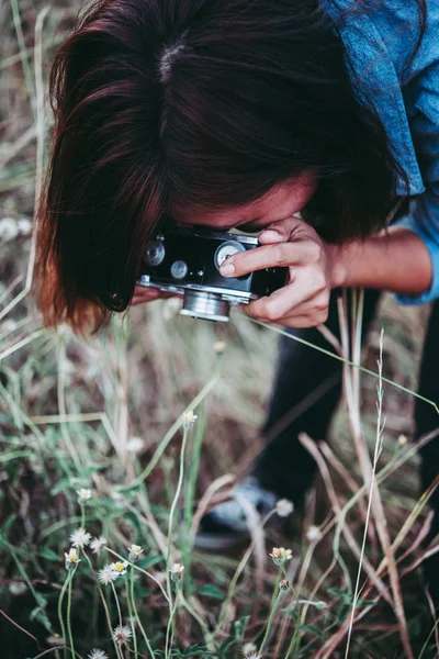 Mujer hipster joven feliz con cámara vintage en el campo. Disfrute de wi — Foto de Stock