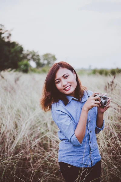 Joyeux jeune femme hipster avec caméra vintage sur le terrain. Bon appétit — Photo
