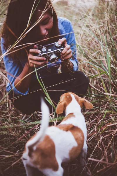 Снимок женщины-хипстера, делающей снимок своей собаки на винтаге — стоковое фото