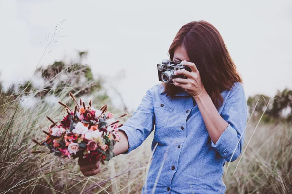 Gros plan de la jeune femme hipster main tenant caméra rétro et sh — Photo