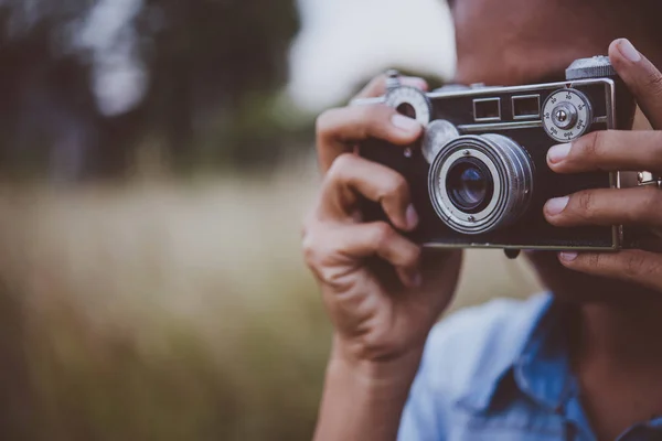 Mulher jovem hipster tirou foto por câmera vintage . — Fotografia de Stock
