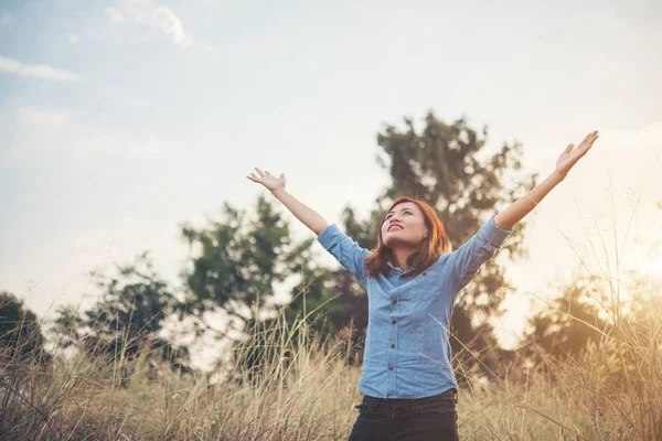 Beautiful woman hipster raising her arm in the air with bouquet — Stock Photo, Image