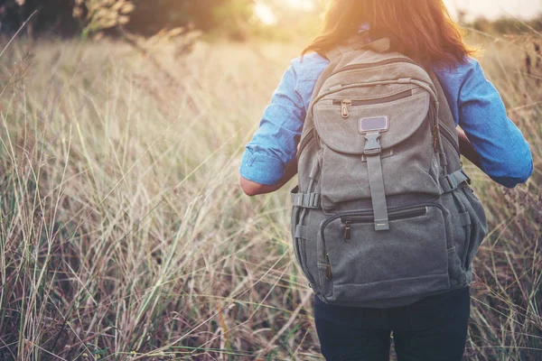 Images de ton vintage de belle jeune femme hipster avec backpa — Photo