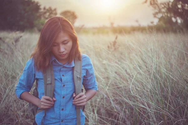 Imagens de tom vintage de bela jovem hipster mulher com backpa — Fotografia de Stock