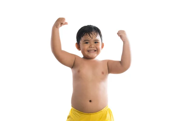 Divertido niño mostrando su mano bíceps músculos aislados en whi —  Fotos de Stock
