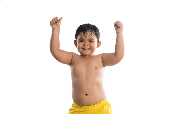 Divertido niño mostrando su mano bíceps músculos aislados en whi —  Fotos de Stock