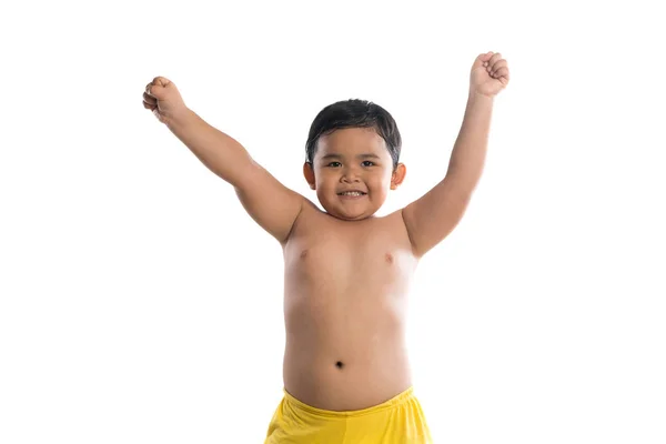 Divertido niño mostrando su mano bíceps músculos aislados en whi —  Fotos de Stock