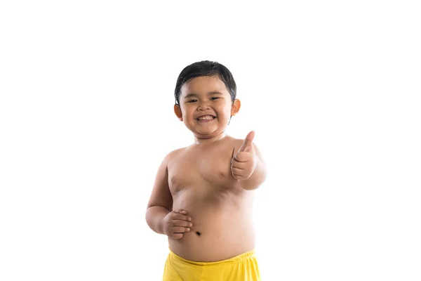 Niño con las manos arriba juguetón de pie en el estudio aislado en —  Fotos de Stock