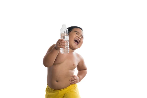 Счастливый маленький мальчик с бутылкой воды, изолированной на белом берегу — стоковое фото