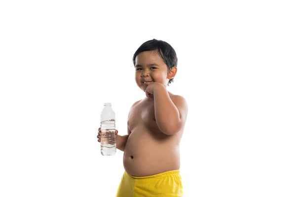 Gelukkig jongetje die houden van een flesje water geïsoleerd op witte bac — Stockfoto