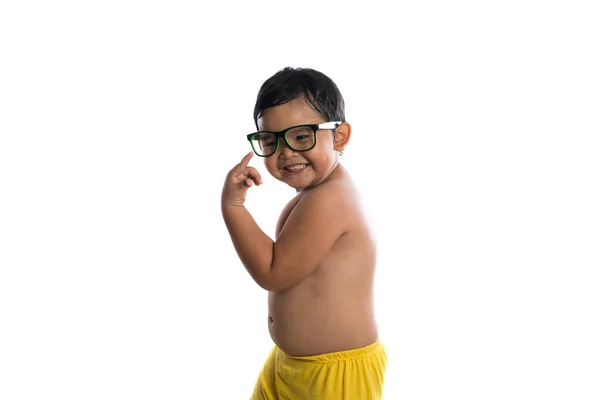 Feliz pouco bonito asiático menino desgaste óculos com feliz rosto sorriso t — Fotografia de Stock