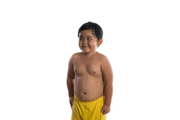 Feliz poco lindo asiático chico lindo sonriendo a cámara aislado en w —  Fotos de Stock