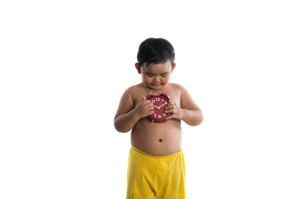 Pequeño asiático chico celebración Grande rojo reloj aislado en blanco backgr —  Fotos de Stock