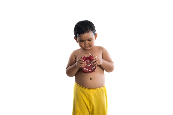 白の表現が上分離されて、大きな赤い時計を保持しているほとんどのアジアの少年 — ストック写真