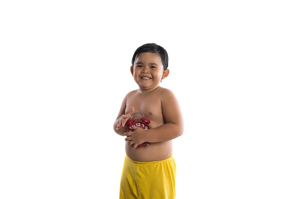Λίγο Ασίας αγόρι που κατέχουν μεγάλο κόκκινο ρολόι, απομονώνονται σε λευκό έκφραση — Φωτογραφία Αρχείου