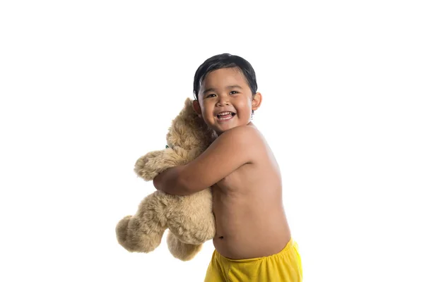 Pouco asiático menino segurando grande ursinho de pelúcia, isolado no branco backg — Fotografia de Stock