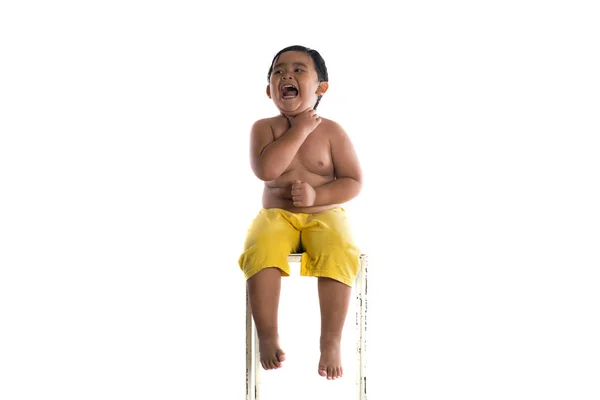 Retrato de niño alegre feliz riéndose sentado aislado en —  Fotos de Stock