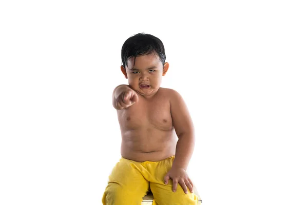 Poco asiático chico con enojado confundido expresión en cara sentado —  Fotos de Stock