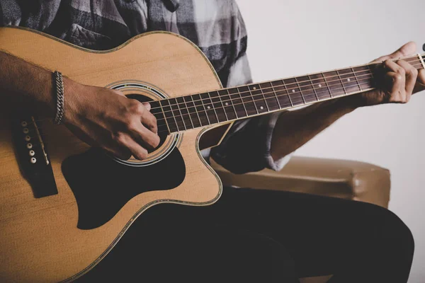 Gitar çalmak hipster sakallı adam kontrolden yakın çekim. 