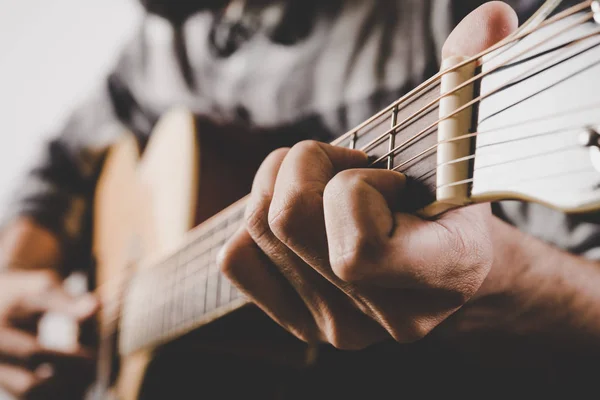 Zbliżenie dłoni mężczyzna gra na gitarze. — Zdjęcie stockowe