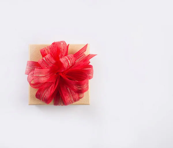 红色礼品盒, 金色的弓, 孤立的白色背景隔离 — 图库照片