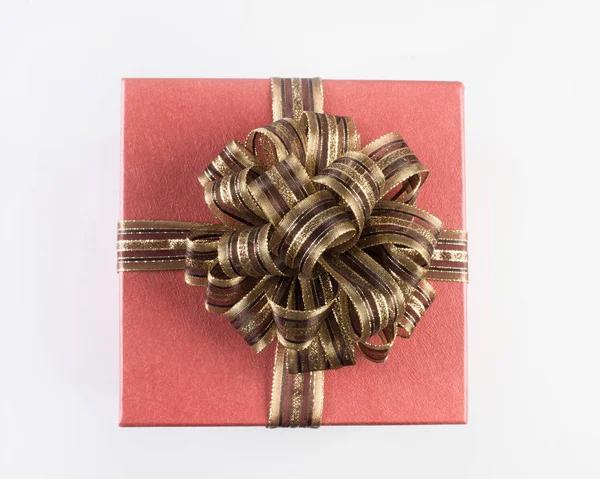 Caja de regalo roja con lazo de oro, aislada sobre fondo blanco —  Fotos de Stock