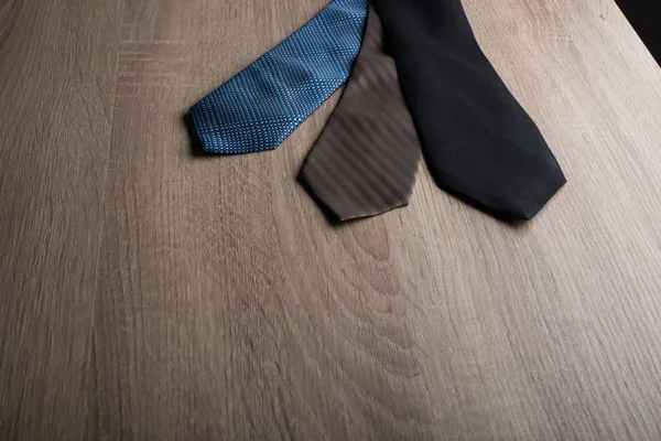 Jedwabne krawaty na podłoże drewniane. — Zdjęcie stockowe