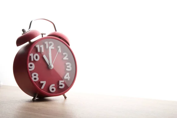 Reloj despertador rojo aislado sobre fondo blanco. Tiempo de trabajo conc —  Fotos de Stock