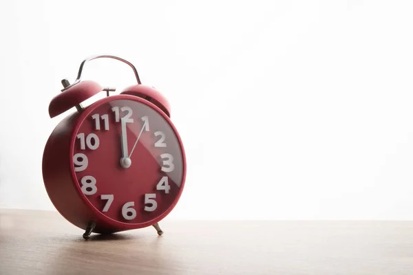 Reloj despertador rojo aislado sobre fondo blanco. Tiempo de trabajo conc —  Fotos de Stock