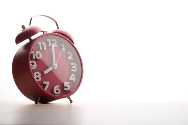Reloj despertador rojo aislado sobre fondo blanco. Tiempo de trabajo conc —  Fotos de Stock
