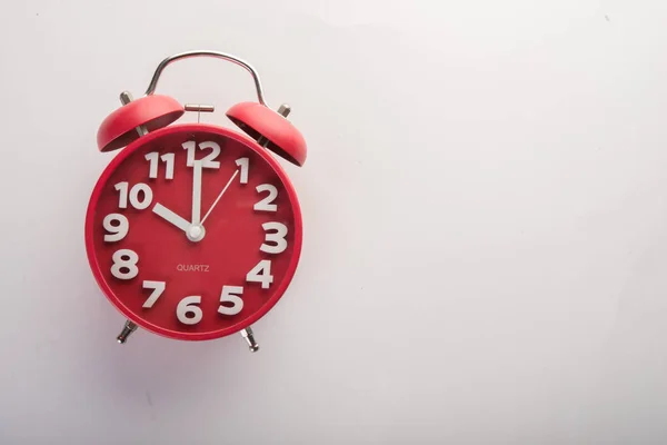 Reloj despertador rojo aislado sobre fondo blanco. Tiempo de trabajo conc — Foto de Stock