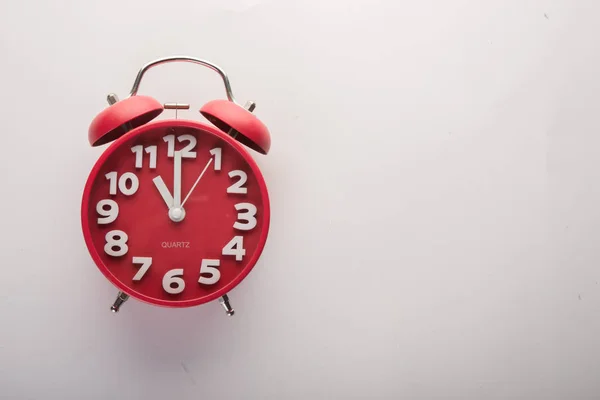 Relógio de alarme vermelho isolado no fundo branco. Tempo de trabalho conc. — Fotografia de Stock