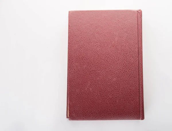 Caderno de couro vermelho isolado no fundo branco . — Fotografia de Stock