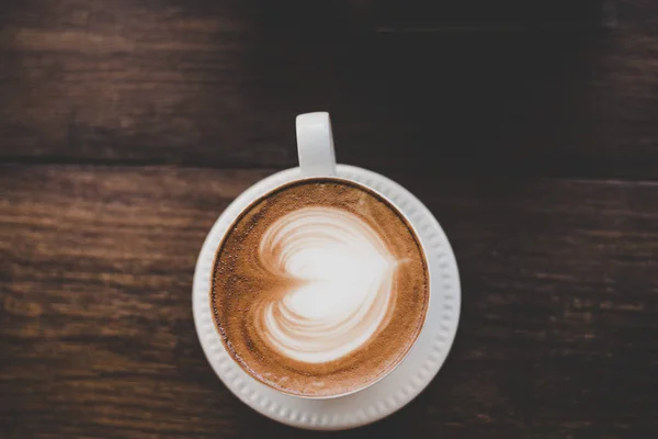 Vista superior del café de arte latte vintage con forma de corazón en madera —  Fotos de Stock