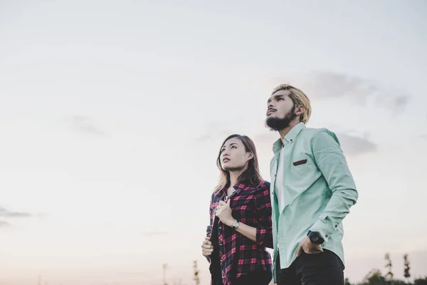 Loving hipster par stående mot klar himmel. Par efte — Stockfoto
